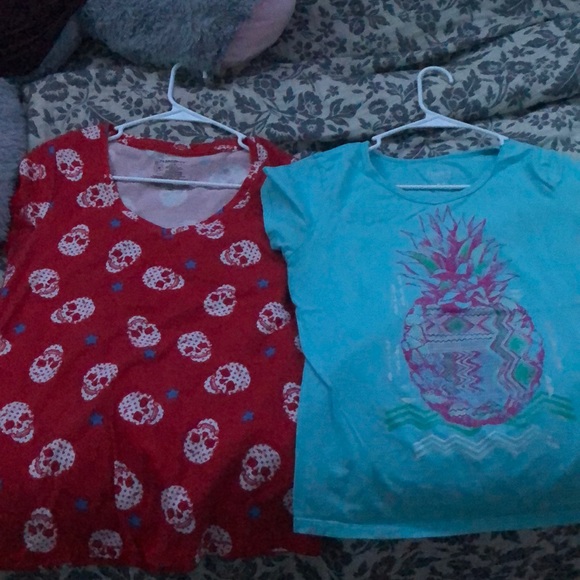 T shirts size (red) large (blue) medium - Picture 1 of 3